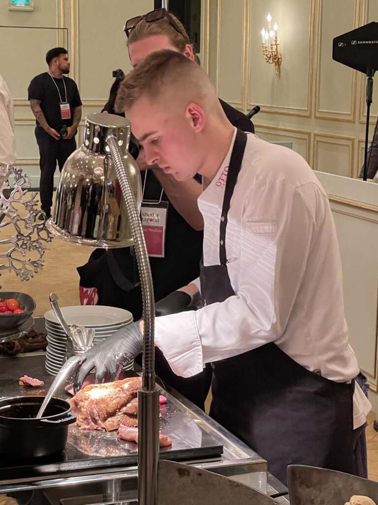 Ein Koch schneidet das edle Wagyu-Rindfleisch für die Gäste.