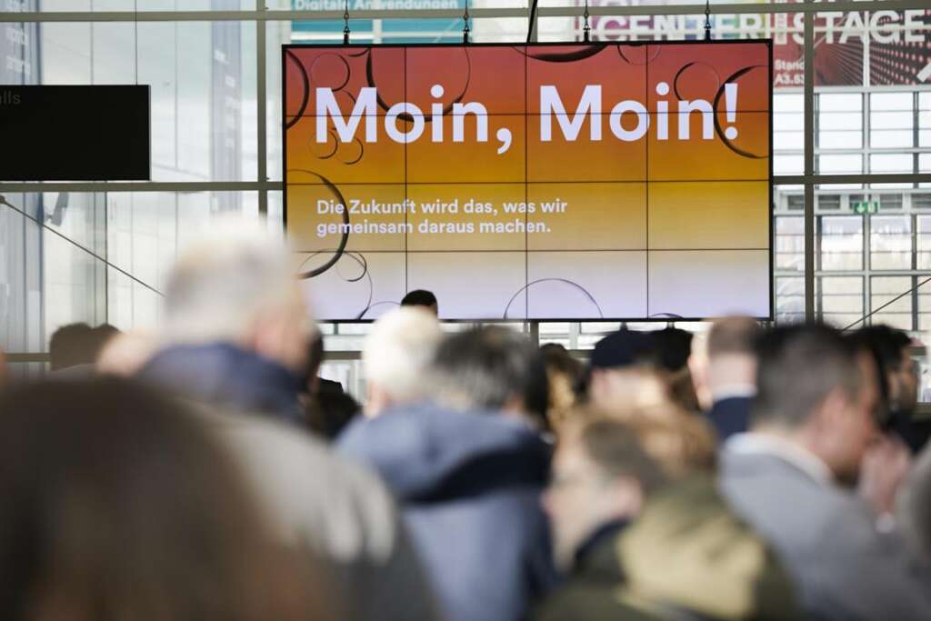 In Hamburg zeigt ein Bildschirm auf der Internorga „Moin, Moin!“. Darunter lautet die Botschaft: „Die Zukunft wird das, was wir gemeinsam daraus machen.“