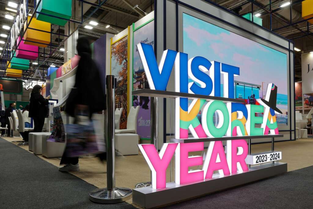 Koreanischer Messestand auf der ITB Berlin 2024 mit englischem Werbeschild „Besuchen Sie Korea".