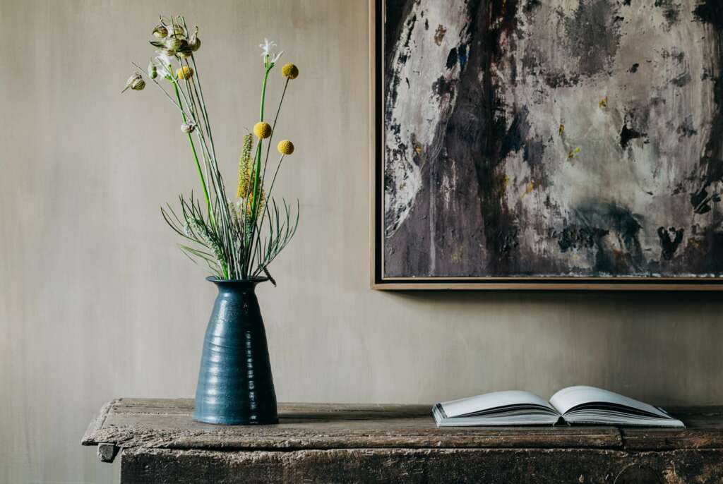 Blumen und Buch im PURS Hotel