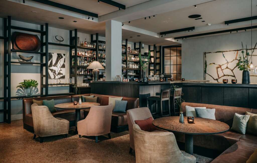 Blick in die Bar des PURS Hotels in Andernach