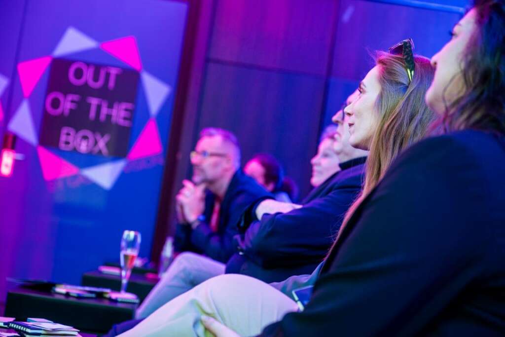 Sitzende Menschen verfolgen aufmerksam einen Vortrag auf der Gastro Vision in Hamburg, im Hintergrund ist ein „Out of the Box“-Schild erkennbar, das die Veranstaltungsreihe der Fachmesse betitelt.