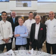 Vier bekannte Köche und zwei Herren in Anzügen lächeln in einem großen Saal in die Kamera. Sie sind das Team zur Eröffnung des 38. Schleswig-Holstein Gourmet Festivals in Pinneberg bei Hamburg.
