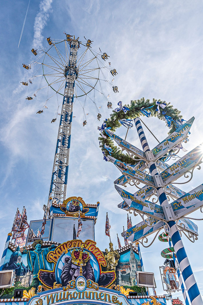 Blick in den Himmel auf ein Karussell auf dem Oktoberfest 2023.