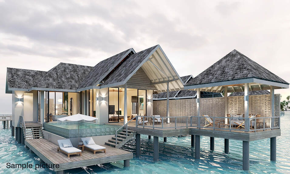 Überwasserbungalow mit Strohdach, Glaswänden, Terrasse und kleinem Pool, umgeben von klarem blauen Wasser unter einem bewölkten Himmel.