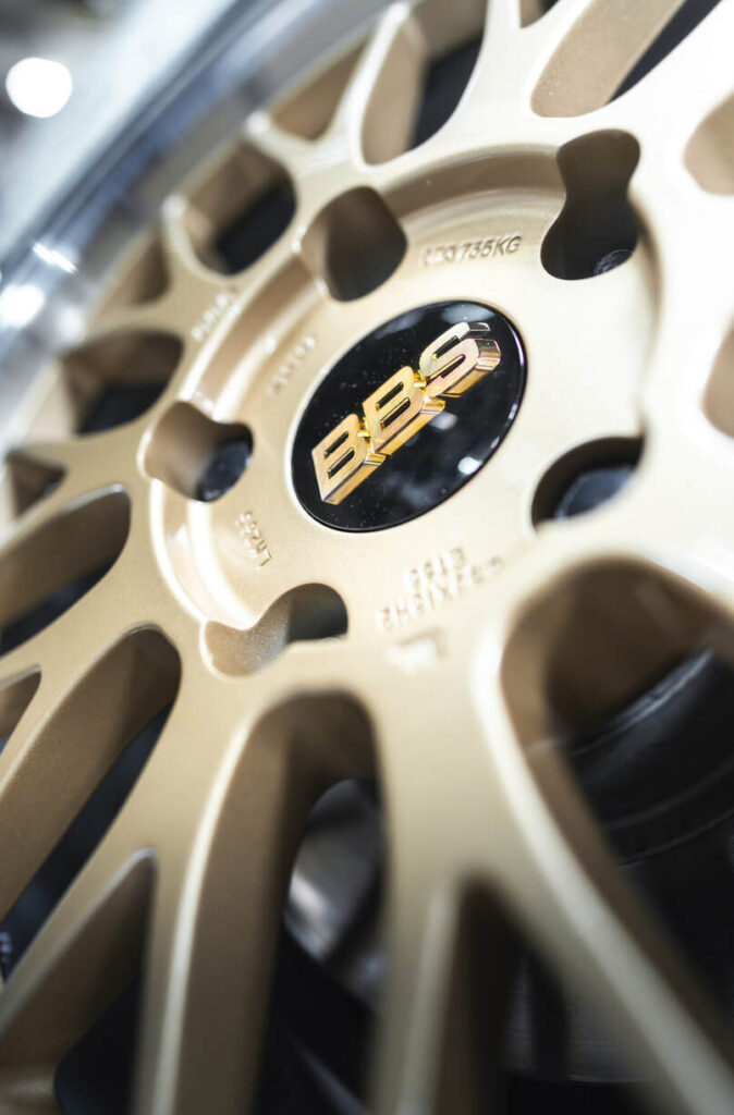 Nahaufnahme einer goldfarbenen BBS-Autofelge mit dem Markenlogo in der Mitte.