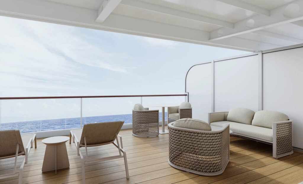 Loungebereich im Freien auf einem Schiffsdeck mit Korbstühlen, Sofa, Tischen und Blick auf das Meer unter einem teilweise bewölkten Himmel.