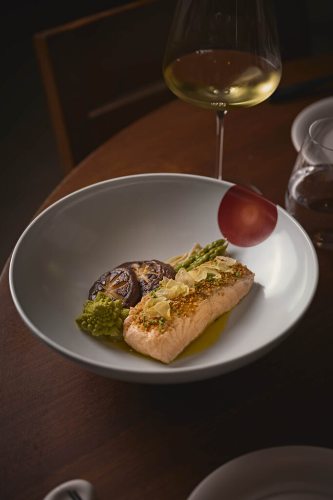 Hauptgericht mit Fisch, Pilzen und weiterem Gemüse.