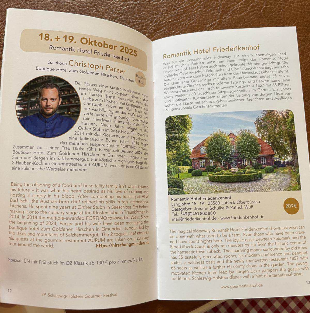 Ein aufgeschlagenes Programmheft zeigt den Koch des Abends namens Christoph Parzer, erzählt seinen beruflichen Werdegang und stellt das Hotel vor, indem er an diesem Abend kocht.