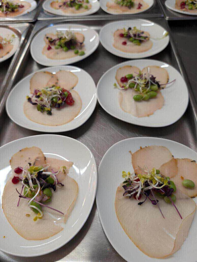 Ein "Gruß aus der Küche" steht auf Tellern präzise angeordnet zum Serviweren bereit.