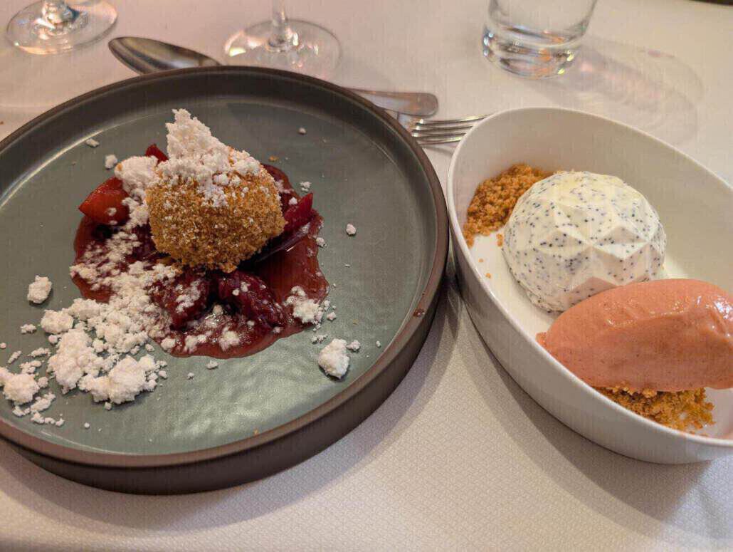 Zwei Nachtische stehen auf einem Tisch nebeneinander und sind liebevoll angerichtet.