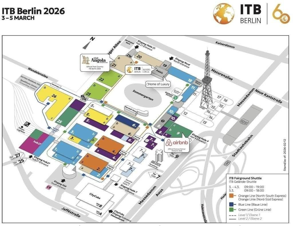 Plan des Messegeländes der ITB Berlin 2026 mit Hallen, Eingängen, Ausgängen, nahe gelegenen Straßen, Shuttle-Routen und Standorten der Pavillons von Angola und Airbnb.