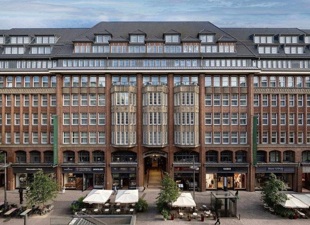 Die imposante rote Backsteinfassade des historischen Levantehauses in Hamburg, in dem sich das Conrad Hamburg Hotel befindet.